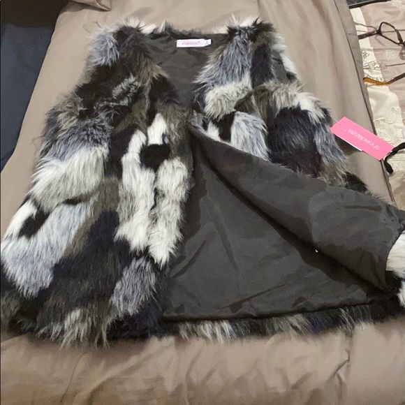 We are selling a multicolor vest that is brand new - Picture 1 of 4